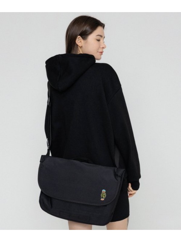 [BAG&ACC] Beanie Dog Embroidery Striper Cross Messenger Bag_Black